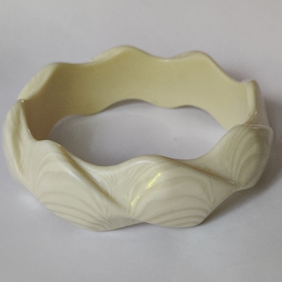 Vintage MOD Faux Ivory Lucite Bracelet - Picture 6 of 10
